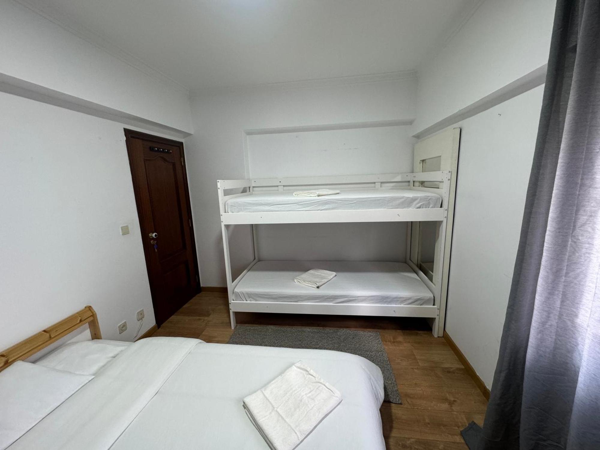 Airport And Bus Station Home Lisbon Room photo